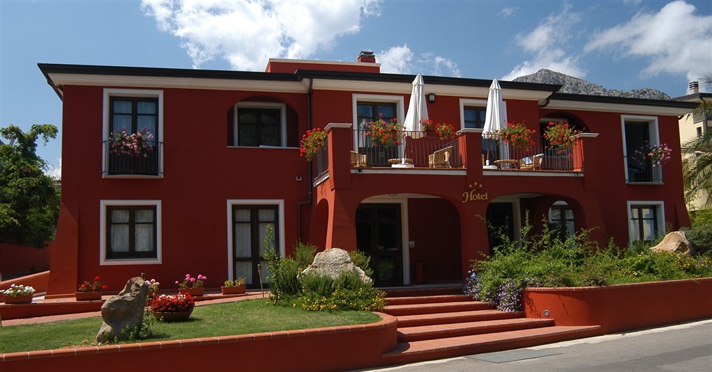 Nicoletta - Pohled na hotel zvenku, Santa Maria Navarrese, Sardinie