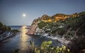 Arbatax Park Resort - Borgo Cala Moresca - Večerní pohled na hotel a moře, Arbatax, Sardinie