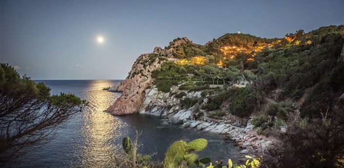 Arbatax Park Resort - Borgo Cala Moresca - Večerní pohled na hotel a moře, Arbatax, Sardinie