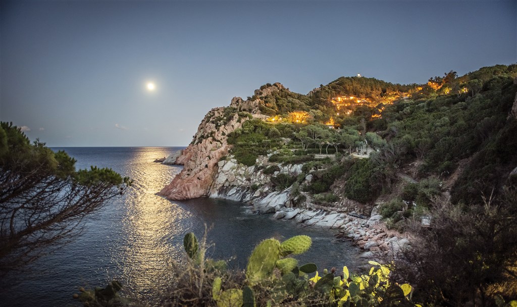 Večerní pohled na hotel a moře, Arbatax, Sardinie