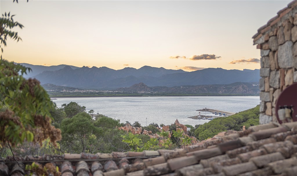 Výhled z hotelu na moře a přístav, Arbatax, Sardinie