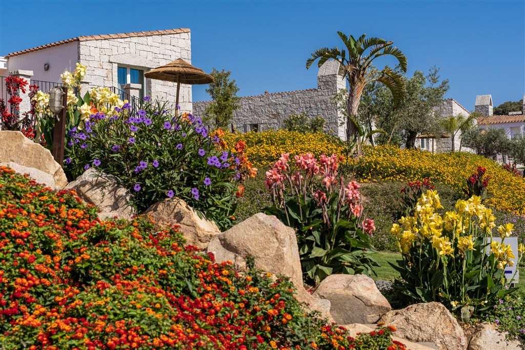 Rozkvetlá hotelová zahrada, Castiadas, Sardinie