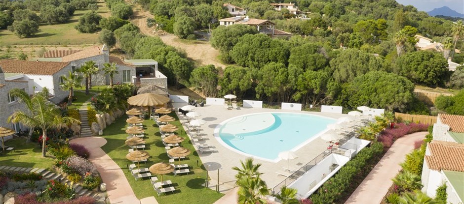 Hotelová zahrada s bazénem, Castiadas, Sardinie
