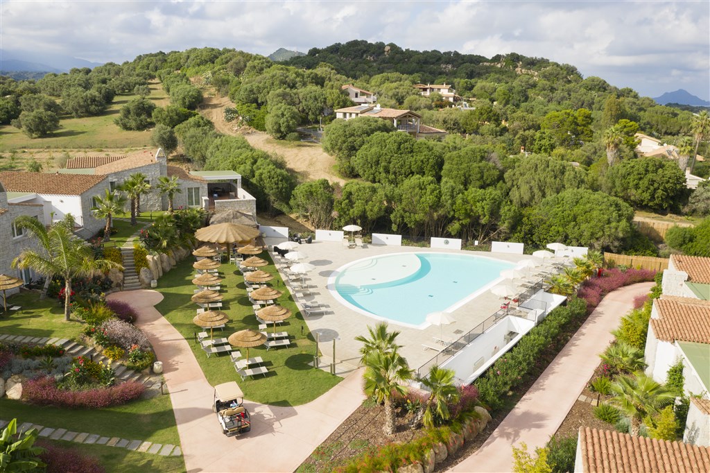 Hotelová zahrada s bazénem, Castiadas, Sardinie