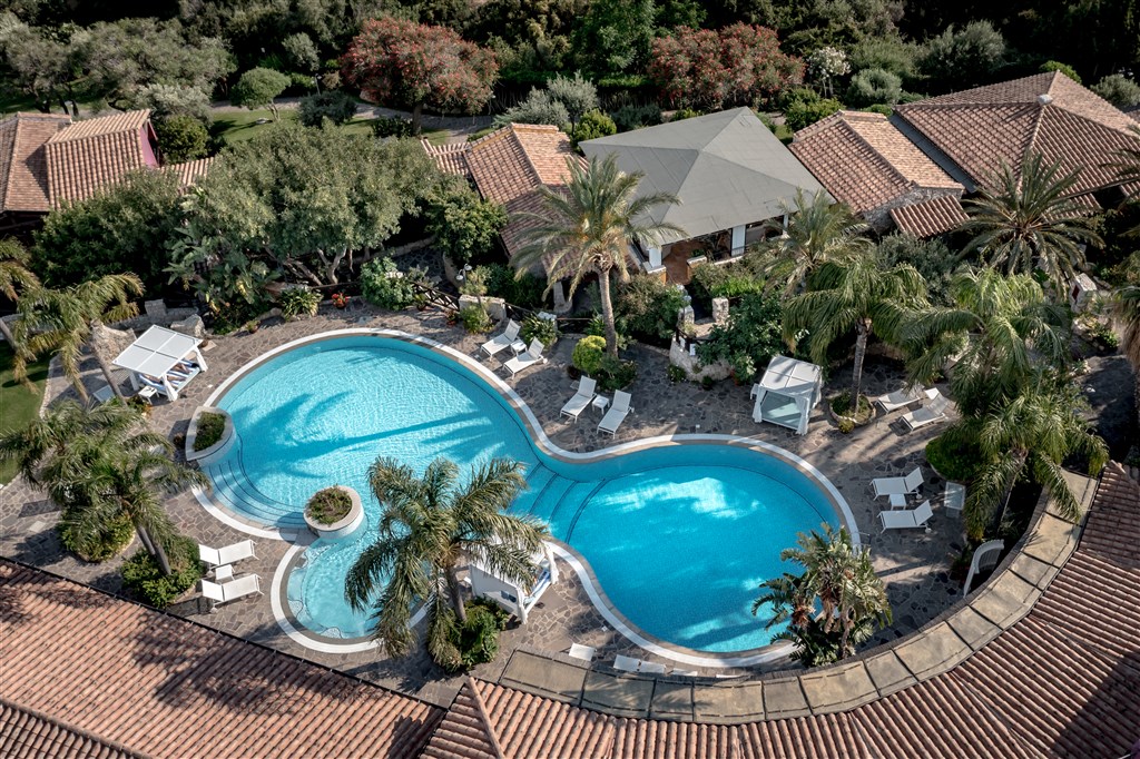 Letecký pohled na bazén, Villasimius, Sardinie