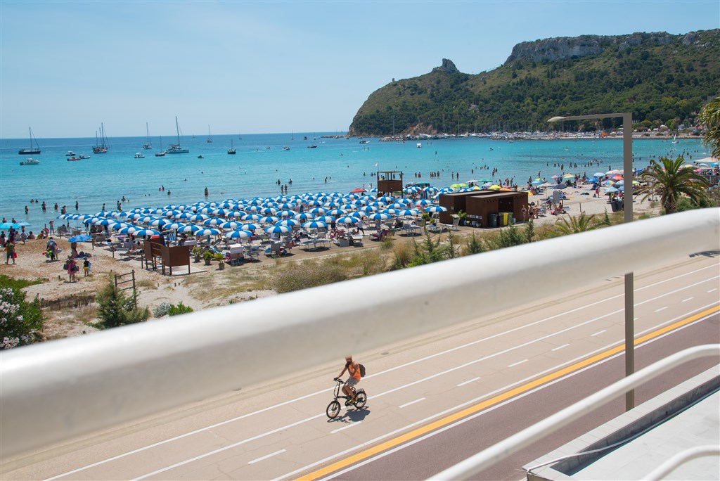 Výhled za balkónu na pláž Poetto, Cagliari, Sardinie