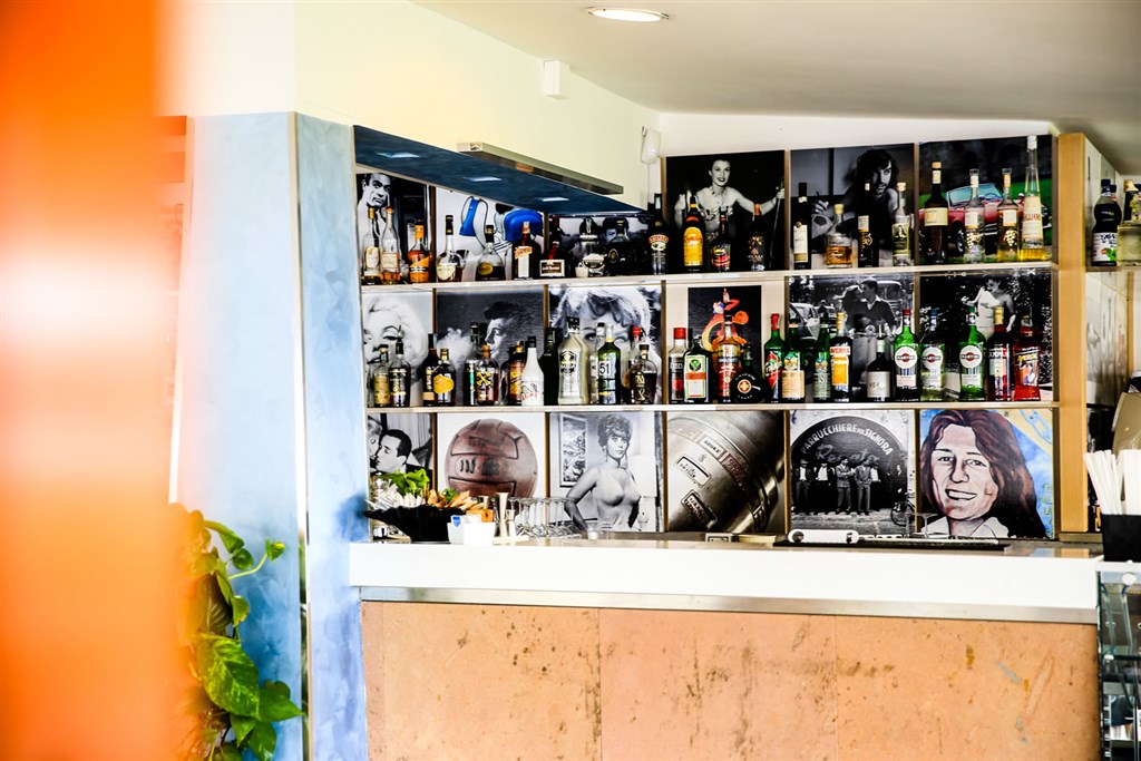 Hotelový bar, Porto Conte, Sardinie