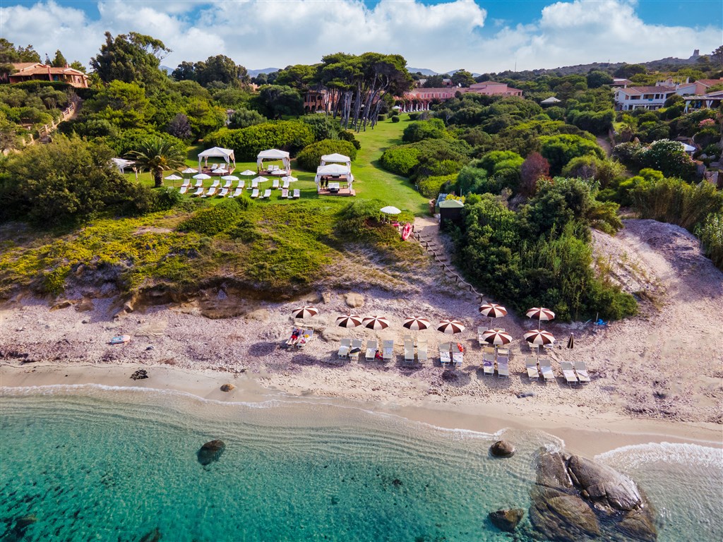 Letecký pohled od pláže, Villasimius, Sardinie