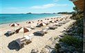Sant' Efis Hotel - Hotelová pláž s lehátky a slunečníky, Pula, Sardinie