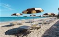 Sant' Efis Hotel - Hotelová pláž s lehátky a slunečníky, Pula, Sardinie