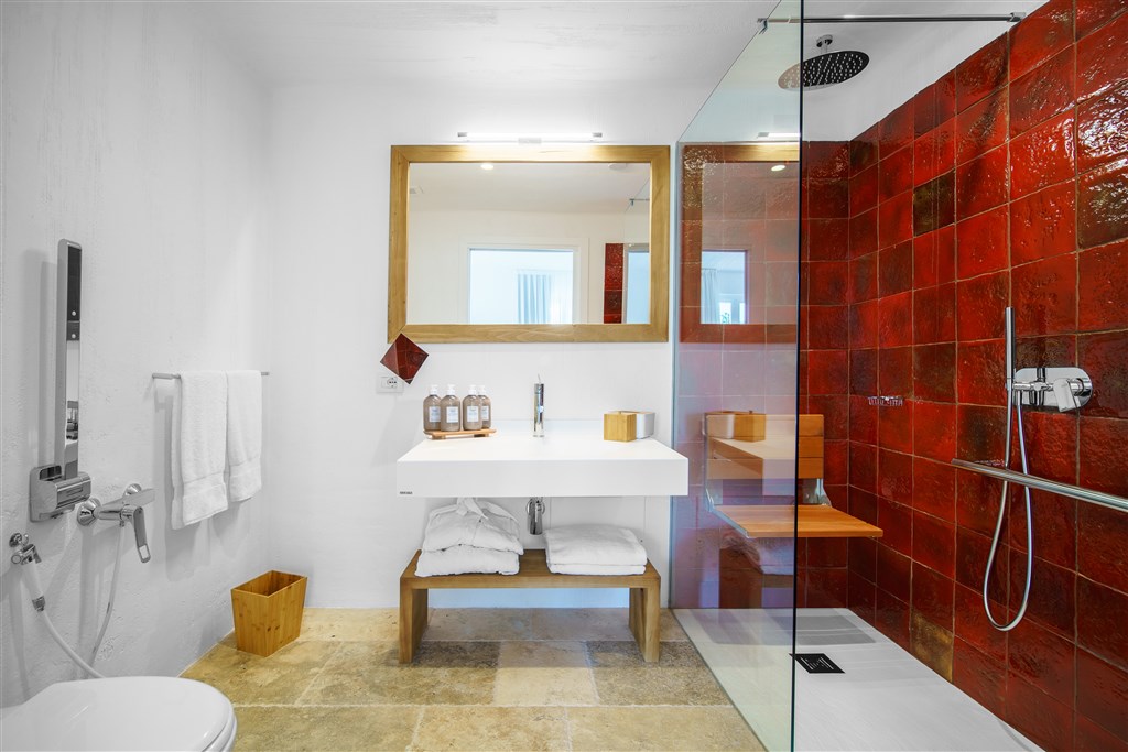 Třílůžkový pokoj SUPERIOR - koupelna, Pula, Sardinie