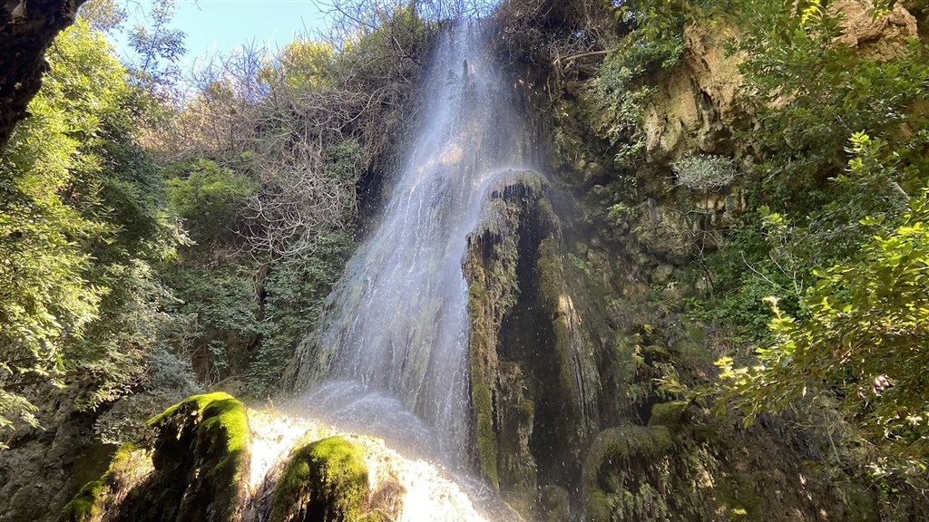 Vodopád v parku Aymerich, Laconi, Sardinie