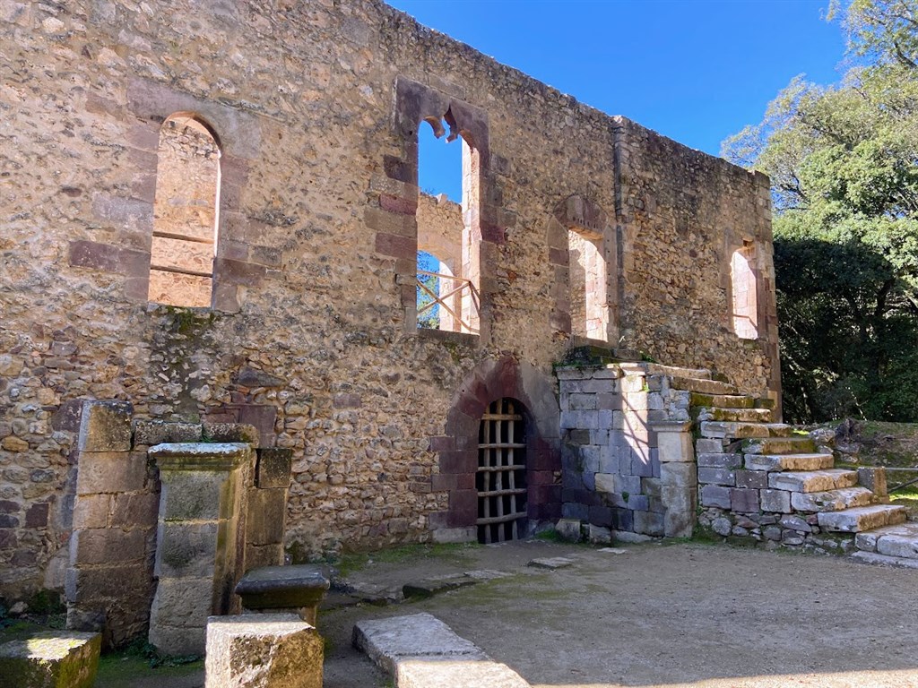 Zřícenina hradu v parku Aymerich, Laconi, Sardinie