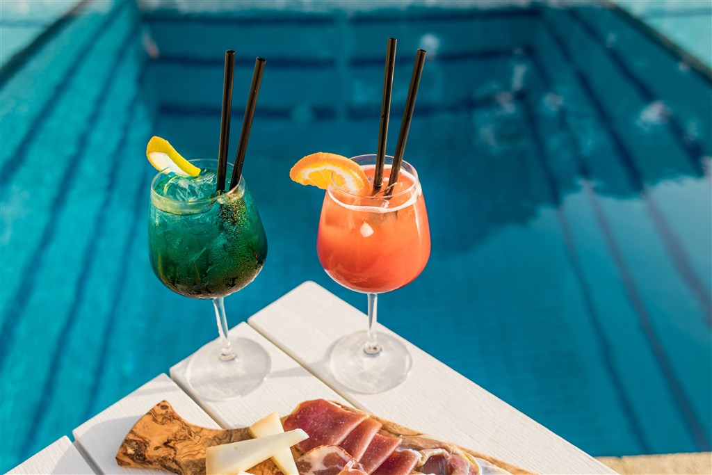 Fiore di Maggio - Nabídka koktejlů v baru u bazénu, Villasimius, Sardinie