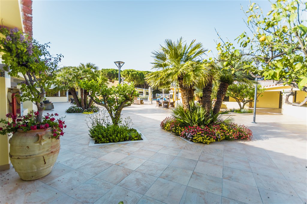 Fiore di Maggio - Zeleň v hotelu, Villasimius, Sardinie