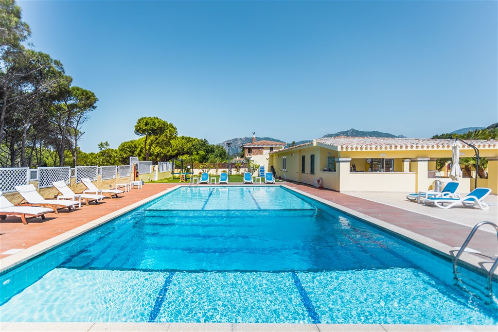 Bazén, Villasimius, Sardinie