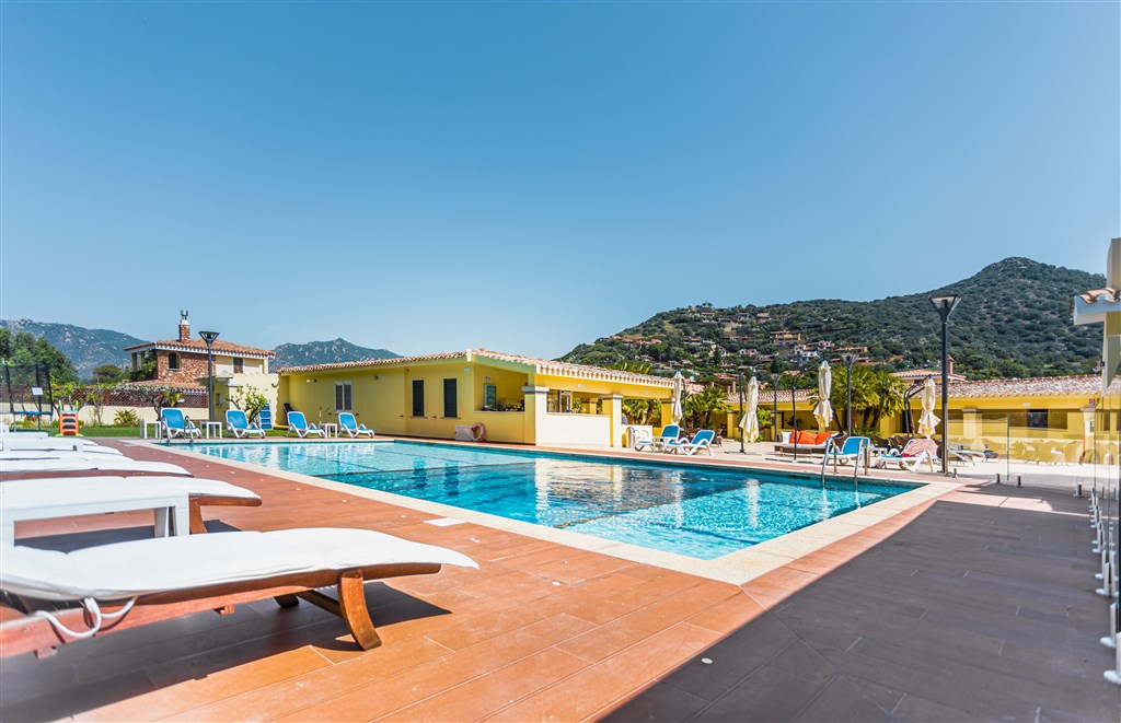 Bazén a bar u bazénu, Villasimius, Sardinie