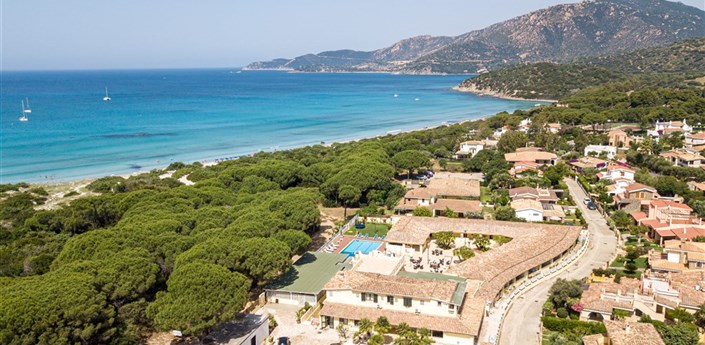 Fiore di Maggio - Pohled na hotel z výšky, Villasimius, Sardinie