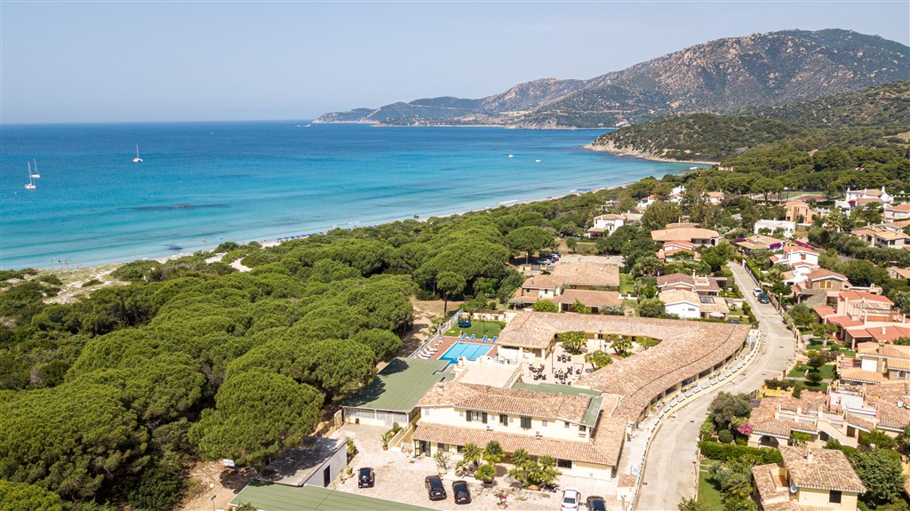 Pohled na hotel z výšky, Villasimius, Sardinie
