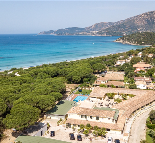 Pohled na hotel z výšky, Villasimius, Sardinie
