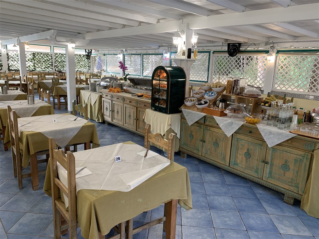 Hotelová snídaně formou bufetu, Villasimius, Sardinie