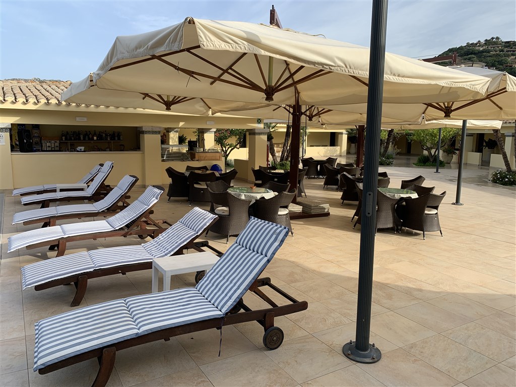 Fiore di Maggio - Bar a lehátka u bazénu, Villasimius, Sardinie