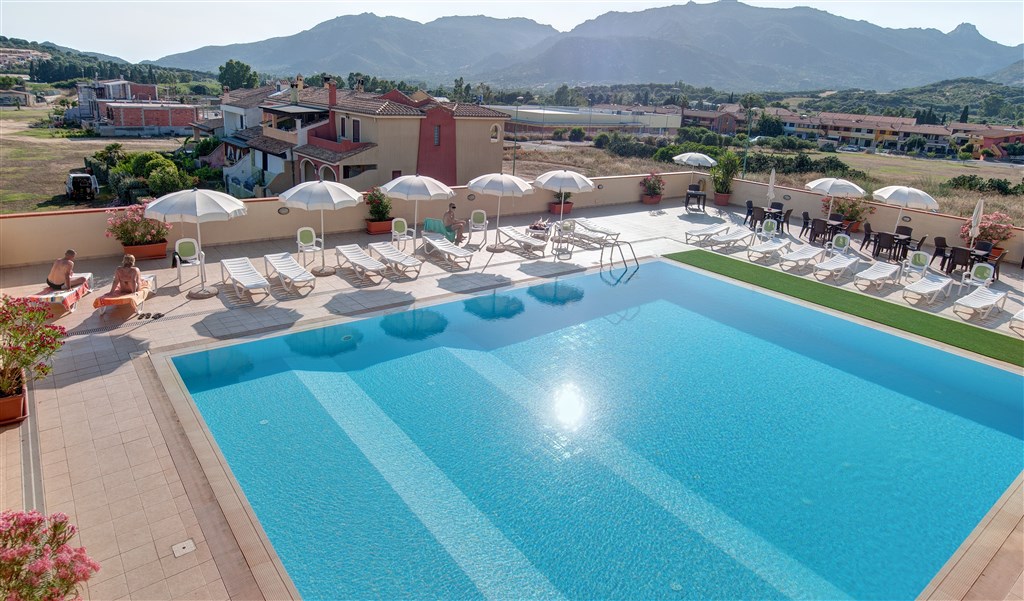 Bazén a pohled do okolí residence, Villasimius, Sardinie