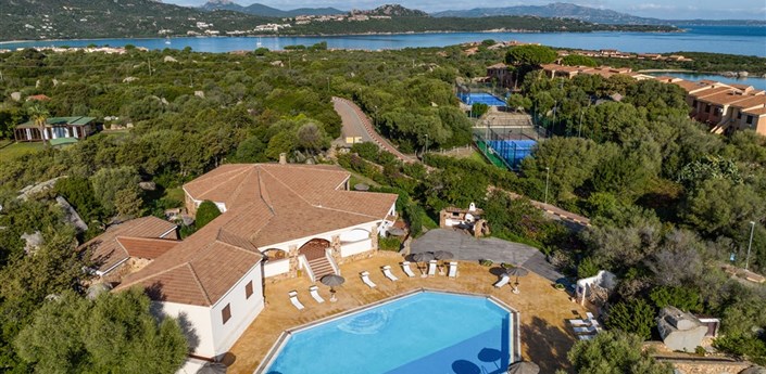 Vila Antonina - Pohled na vilu z dronu, Golfo di Marinella, Sardinie