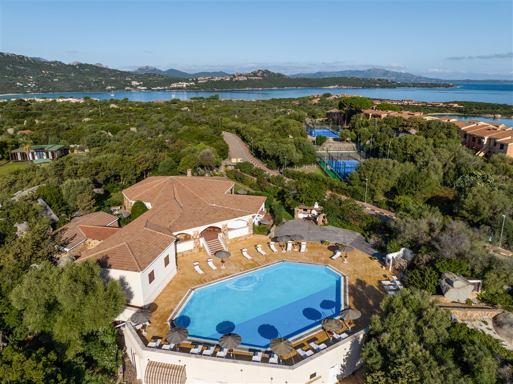 Pohled na vilu z dronu, Golfo di Marinella, Sardinie