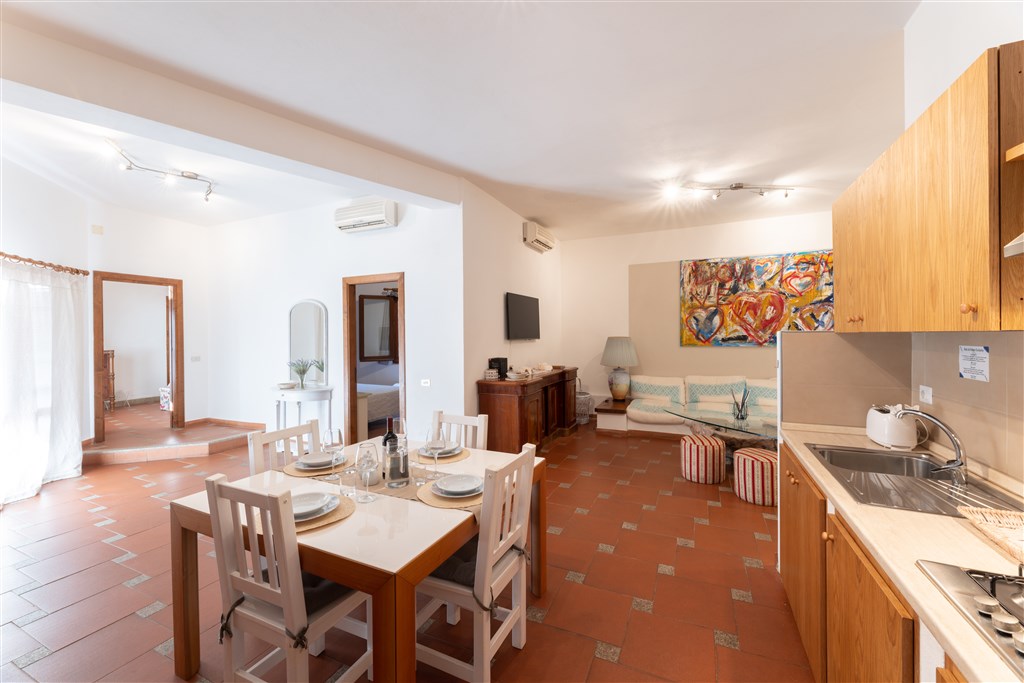 Obývací pokoj s kuch. koutem apartmán Trilo, Golfo di Marinella, Sardinie