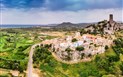Vína severní Sardinie s Darinou - Letecký pohled na obec, Posada, Sardinie