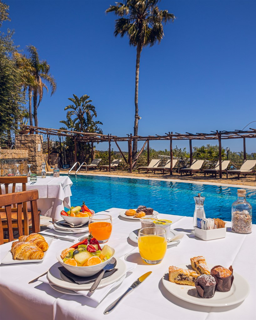 Snídaně u bazénu, Bari Sardo, Sardinie