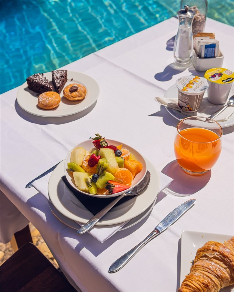 Snídaně u bazénu, Bari Sardo, Sardinie