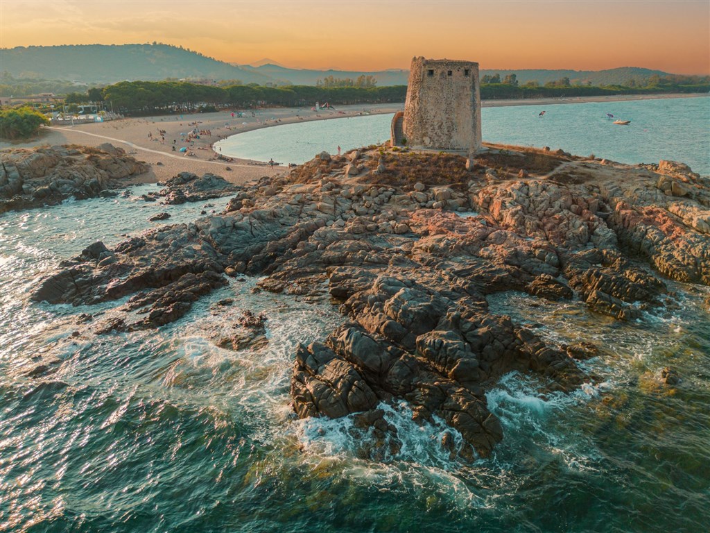 Veřejná pláž se španělskou věží, Bari Sardo, Sardinie