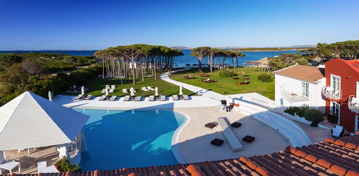 La Coluccia Hotel & Beach Club - Pohled z hotelu na bazén a moře, Santa Teresa Gallura, Sardinie