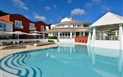 La Coluccia Hotel & Beach Club - Pohled na hotel od bazénu, Santa Teresa Gallura, Sardinie