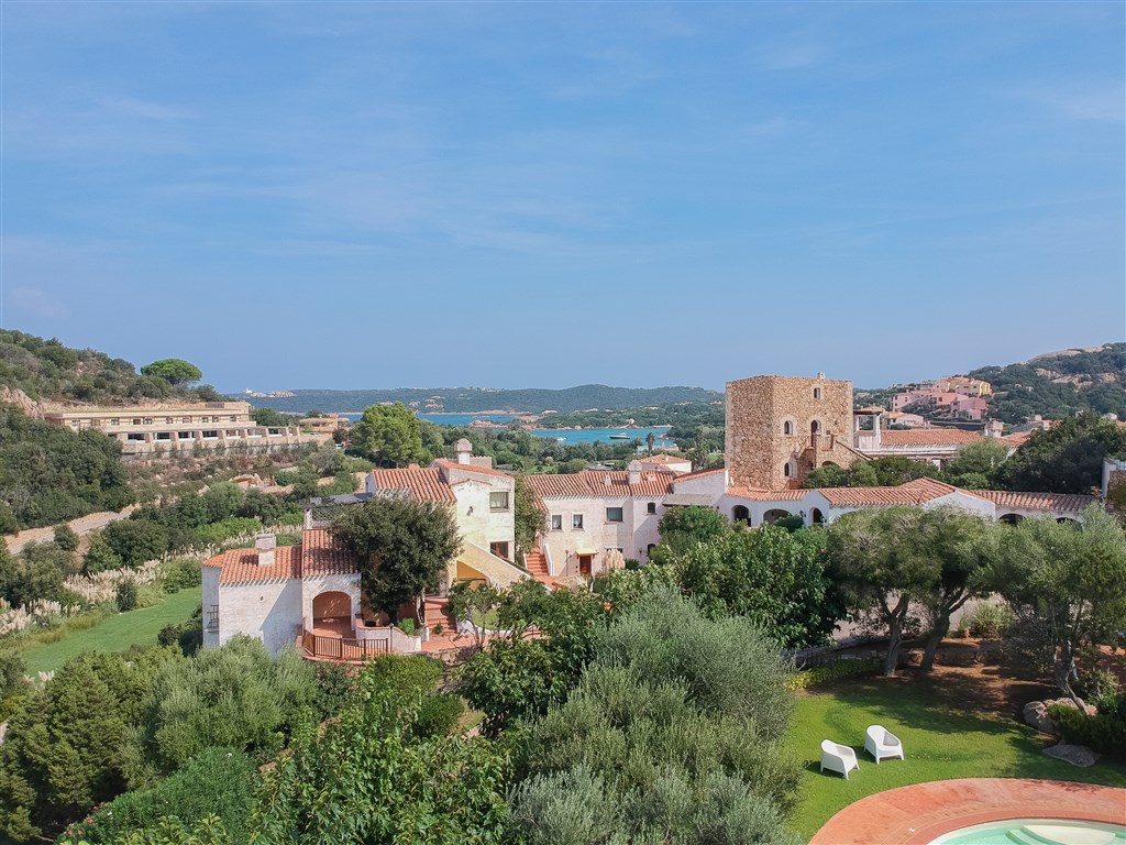 Pohled na residenci z dronu, Liscia di Vacca, Sardinie