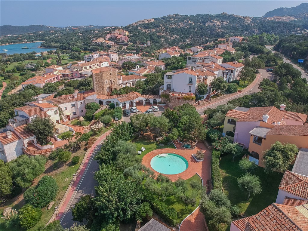 Pohled na residenci a její okolí z dronu, Liscia di Vacca, Sardinie