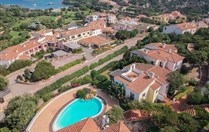 Pohled na residenci a její okolí z dronu, Liscia di Vacca, Sardinie