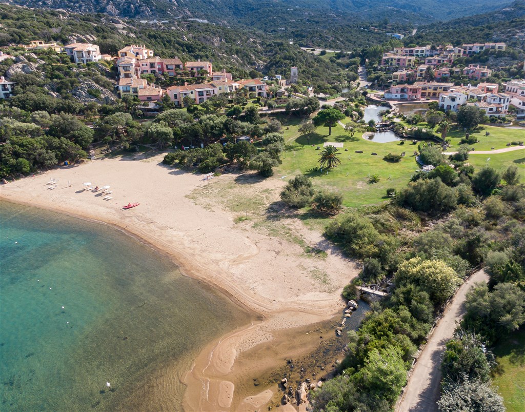 Nejbližší pláž apartmánů, Liscia di Vacca, Sardinie