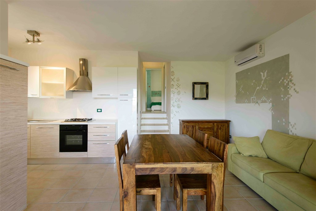 Bilo 4 obývací pokoj s kuch. koutem, Baja Sardinia, Sardinie