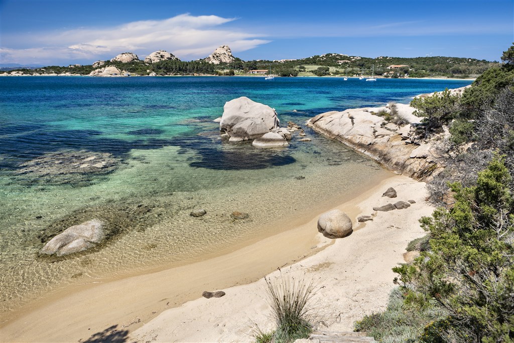 Zátoky s menšími plážemi, Baja Sardinia, Sardinie