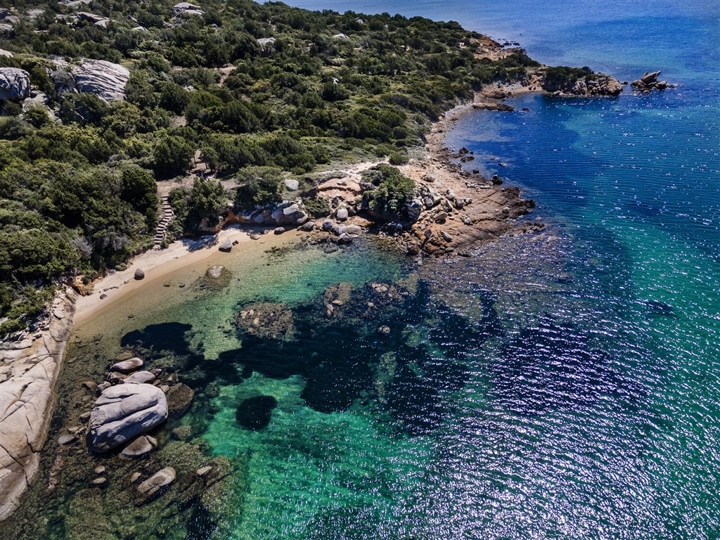 Zátoky s menšími plážemi, Baja Sardinia, Sardinie