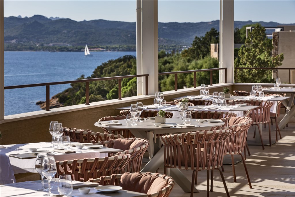 Hlavní restaurace Capogiro, Baja Sardinia, Sardinie