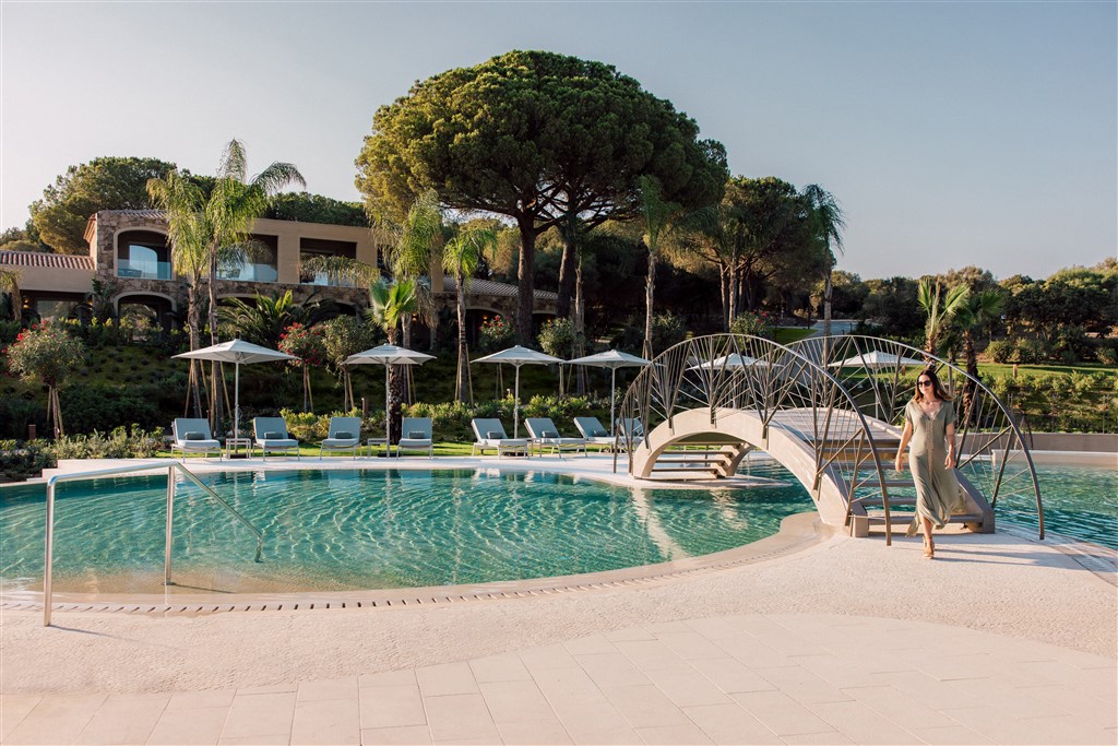 Bazén Spazio Pool, Baja Sardinia, Sardinie