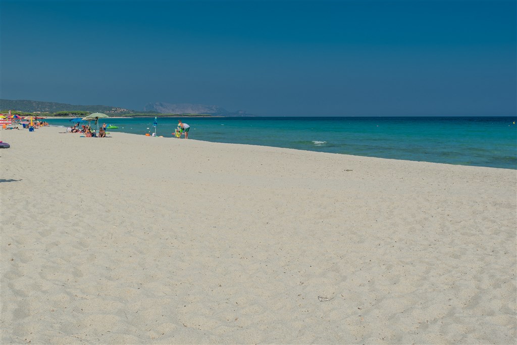 Písečná pláž, Budoni, Sardinie