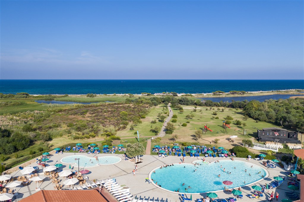 Pohled z dronu na resort, Agrustos, Sardinie