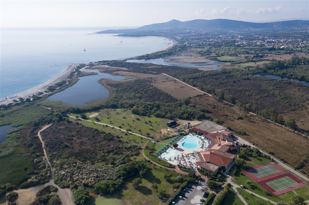 Pohled z dronu na resort, Agrustos, Sardinie