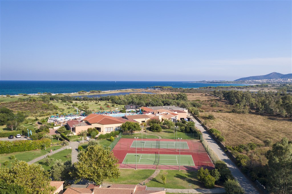 Pohled na resort z dronu, Agrustos, Sardinie