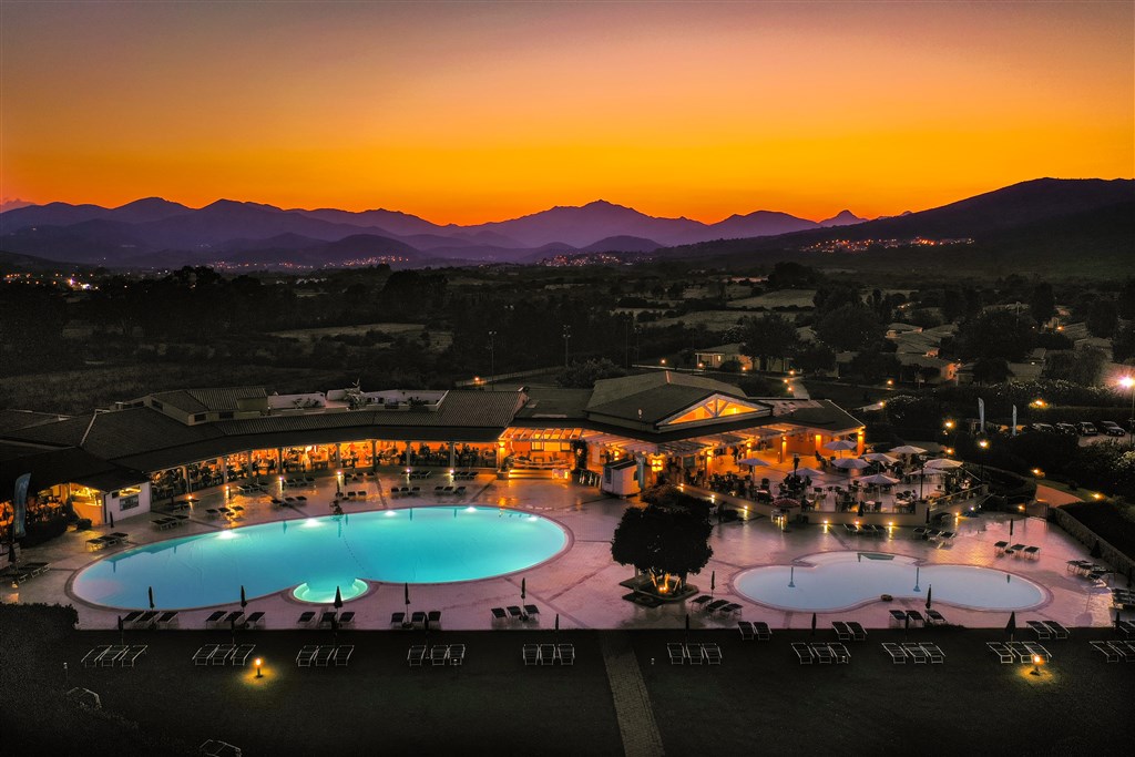 Večerní pohled na hotel, Agrustos, Budoni